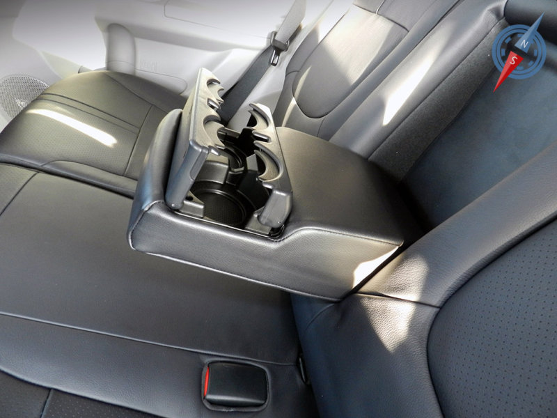 Подлокотник с подстаканниками не валится на сиденье, как в некоторых других внедорожниках. И это хорошо