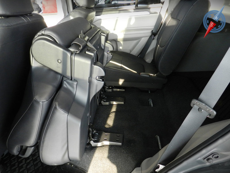 Задний диван в сложенном виде прижимается к передним креслам. Нам бы хотелось, чтобы он складывался вровень с полом багажника