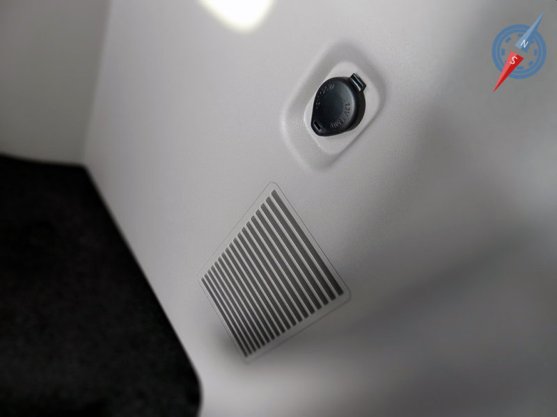 В недрах багажника спряталась 12-вольтовая розетка