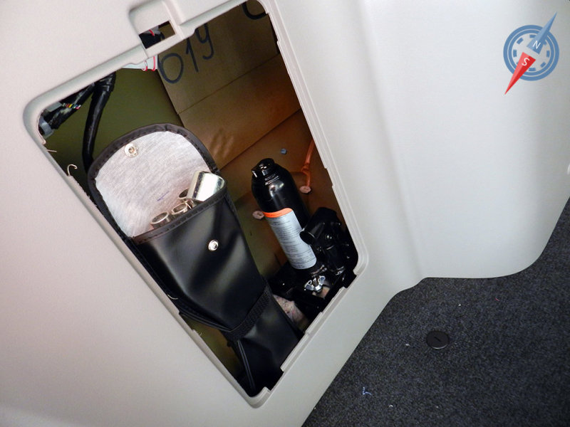 … домкрат и набор ключей