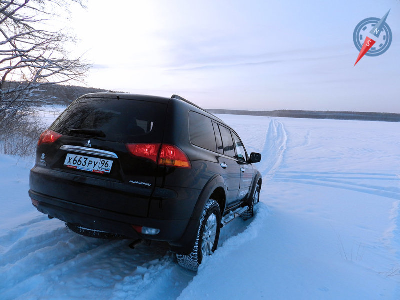 Еще немного и мы съедем на замерзшее озеро, а на месте спуска образуется проталина 