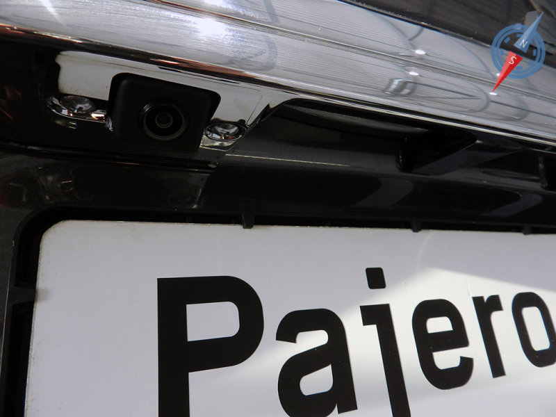 Над номером расположилась камера заднего вида