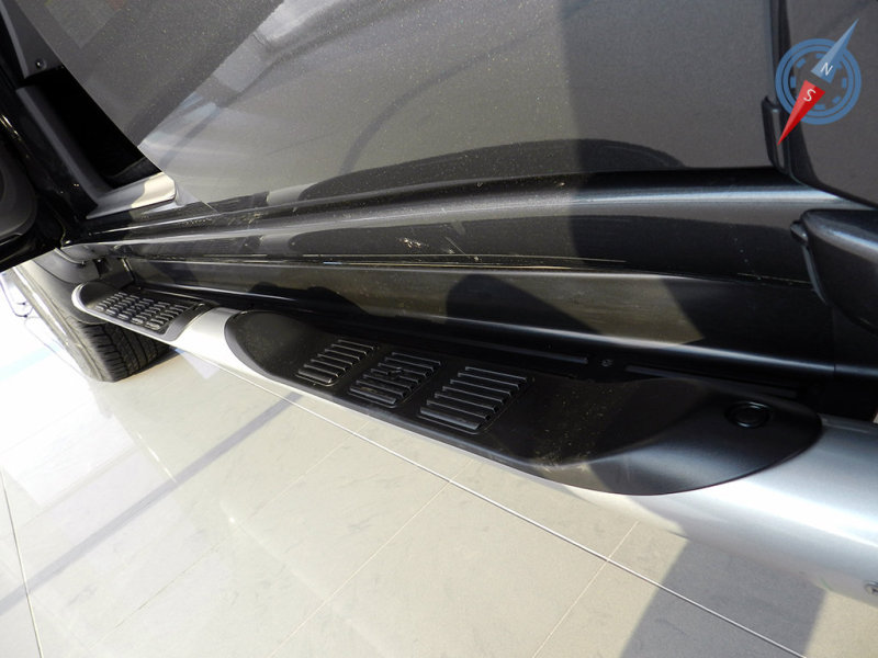 Алюминиевые пороги облегчают процесс посадки и высадки, но «якорят» на бездорожье