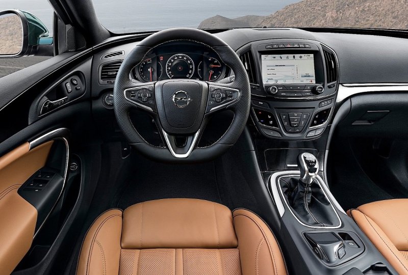 Все прелести рестайлинга, случившегося с Insignia в прошлом году, достались Country Tourer