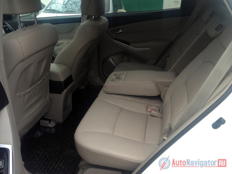 Спинки можно регулировать по углу наклона на 16%. Но странная особенность: Есть подогрев сидений, но нет отдельных дэфлекторов обдува для задних пассажиров.Да и розетки на 12V сзади нет, хотя это уже становится нормой