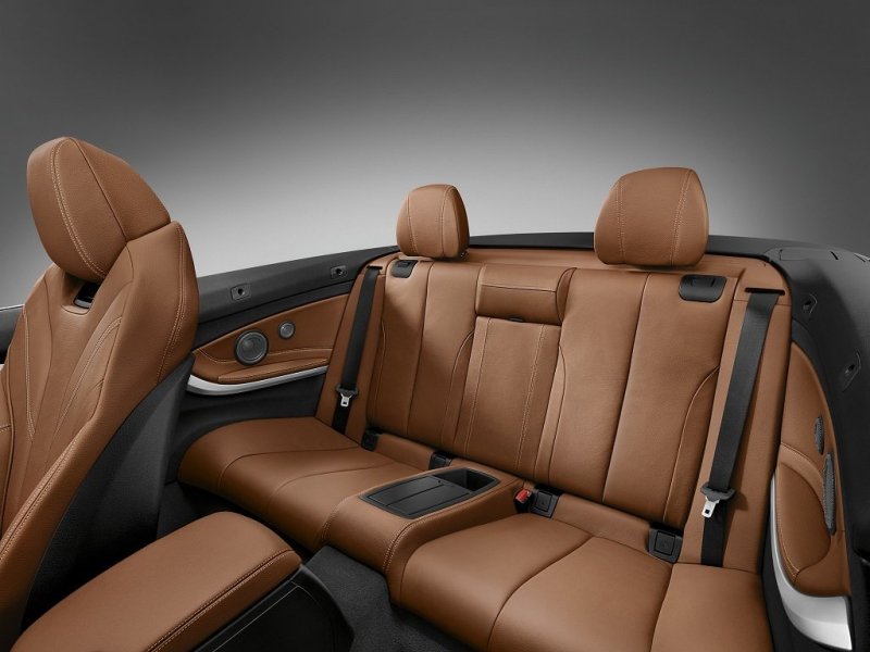 Двое людей среднего роста на втором ряду будут чувствовать себя удобно