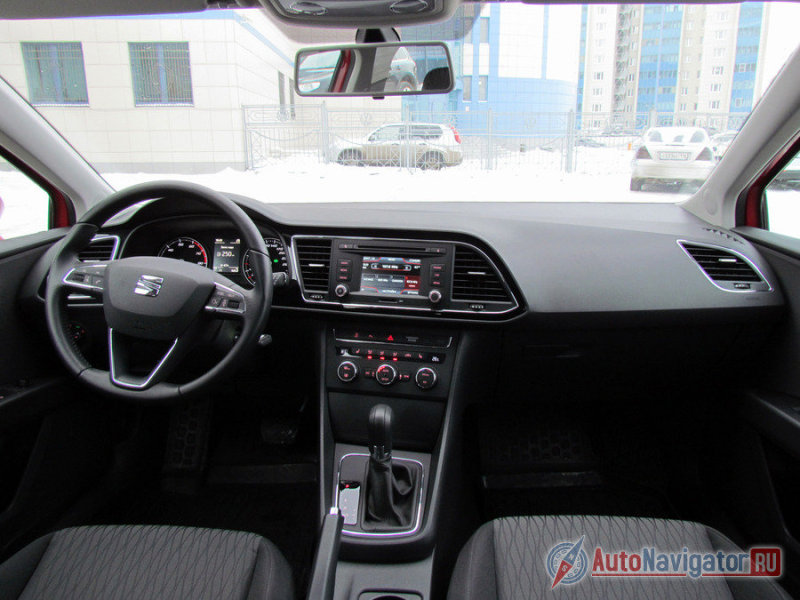 В салоне те же стандарты, что и снаружи: лаконичность и чуть-чуть экономии