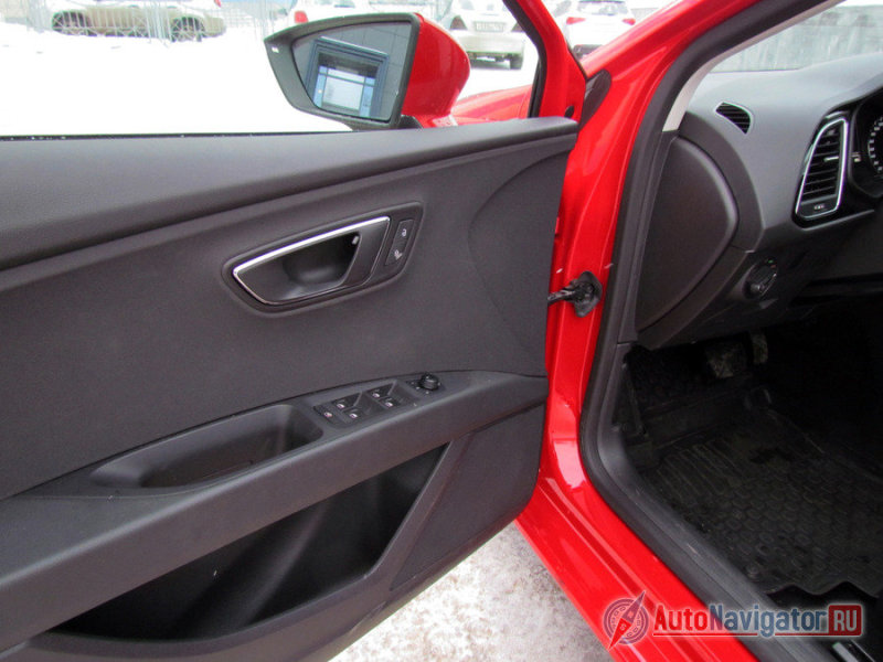 Внутри двери лишены ручек под естественный хват, вместо них – сквозные отверстия в подлокотниках, хотя пользоваться ими удобно