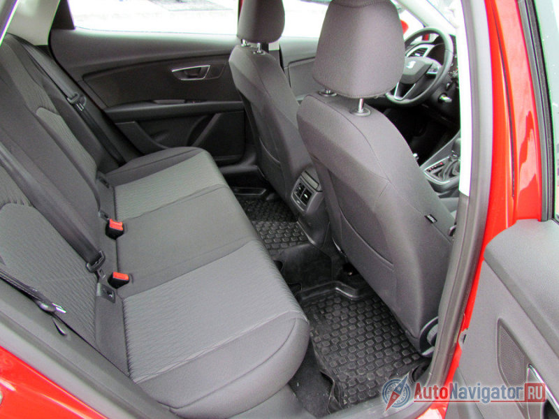 Сзади удобно двум пассажирам. Запаса в коленях хватает, а крыша над головой будет мешать только очень высоким. При этом третий человек на заднем диване – случайность. Массивный тоннель на полу сильно стесняет его в ногах