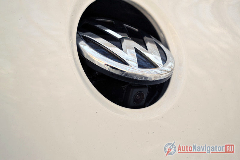 Благодаря тому, что камера прячется под эмблему, даже в самую страшную непогода, она всегда будет чистой. Всем производителям давно пора делать точно также