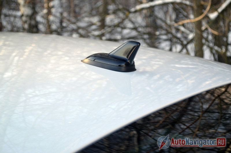 Плавник-антенна. Такие ставят уже даже китайцы, но VW почему-то решил сделать ее контрастной - черной