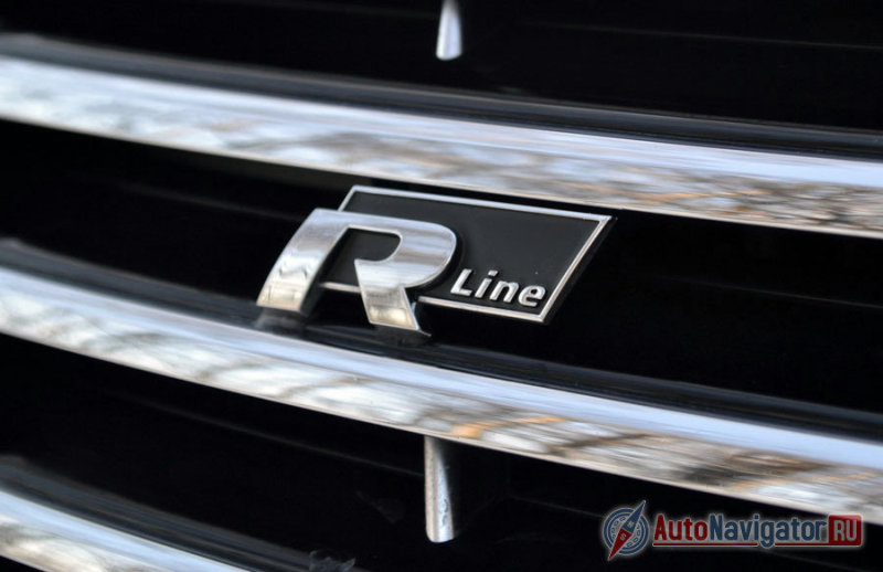 R-line. Не подумайте, ничего сверхъестественного в этом нет. Это просто дизайнерский пакет, как S-line у Audi, M у BMW и AMG у Mercedes. При этом совсем не обязательно, чтобы под капотом стоял супермотор