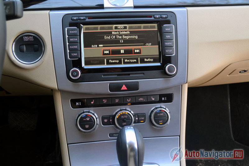 Основная претензия некоторых журналистов именно к этой части. Уж больна она строгая и по-немецки выверенная и скучная. Но мне очень нравится чувствовать четкие щелчки при настройке температуры климата. Только за эти эстетические и тактильные удовольствия я готов простить некоторую скучность центральной панели