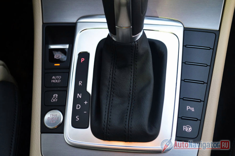 Немножко оживить характер Passat CC позволяет спортивный режим DSG. Ручник тут электронный с функцией AutoHold, которая позволяет не держать ногу на тормозе, пока стоишь на светофоре и не скатываться назад на подъеме