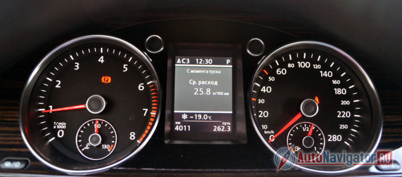 Спидометр с нелинейной оцифровкой - фишка VW. А вот на расход топлива в 25,8 л/100 км смотреть в данном случае не стоит. Он обусловлен короткими «перебежками» между фотосессиями. На самом деле, расход топлива в городском режими не выходит за 10 литров на сотню
