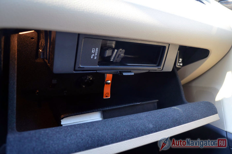 Бардачок охлаждаемый. Но сверху есть оранжевая ленточка, если за нее дернуть, откроется мультимедийный блок для внешних устройств с фирменным разъемом Media-in. Пользоваться удобно, но что мешало сделать просто USB, без переходников?