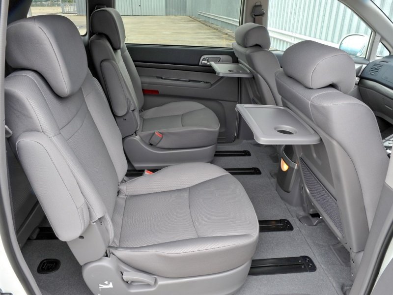 На втором ряду места полно, спинки регулируются по углу наклона, а сами кресла оснащены еще и регулировкой в продольном направлении