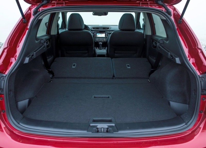 Откидная задняя дверь открывает свободный доступ к грузовому отсеку