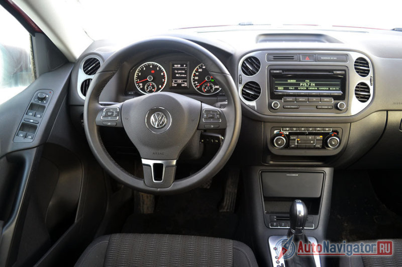 Как и всегда, салон VW очень строг, консервативен, скучен и качественен. На торпедо целых 8 дефлекторов и почти столько же всяких кармашков, полочек, ниш и ящичков