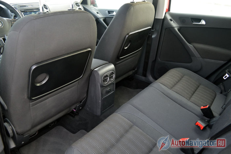 Столики в спинках передних сидений – это опция, входящая в пакет «Comfort». Он стоит 37 750 и вдобавок к столикам получишь трехспицевый кожаный руль, ходовые огни, самозатемняющееся внутрисалонное зеркало, датчики дождя, карманы в спинках задних сидений, комфортные сиденья спереди, наружные зеркала с элетроскладыванием и подсветкой, другую обивку сидений, передние подголовники с регулировкой в продольном направлении и по высоте, полностью складное переднее пассажирское сиденье, ящики под сиденьями и подсветку для ног