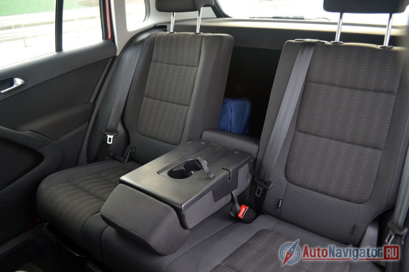 Подлокотник и одновременно лючок для длинномеров. Ввиду этого, подлокотник тут пластиковый и жесткий