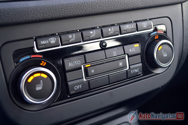Очень компактное расположение климат-контроля. Тут же и кнопочка стояночного отопителя, которая дублируется на отдельном брелоке дистанционного управления. Чтобы в машине стало тепло, не обязательно «колотить» движок вхолостую