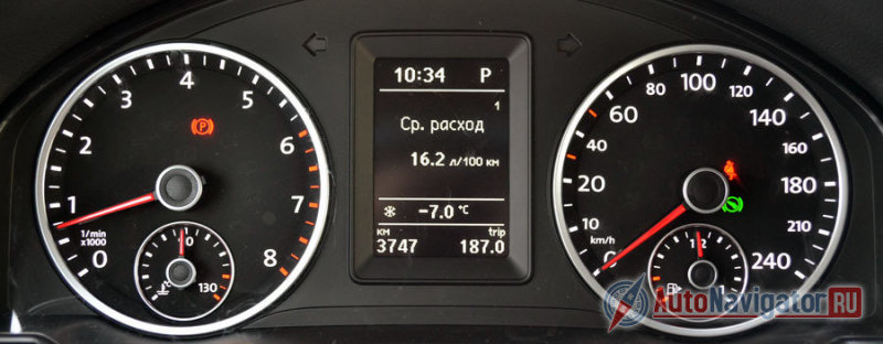 Комбинация приборов отлично читается. Средний расход топлива в режиме полного газа около 17 литров на сотню. В нормальном городском режиме получится чуть меньше десяти, а за городом - около семи. Летом, наверное, будет немного меньше