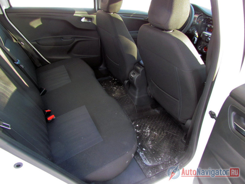 На заднем диване очень просторно