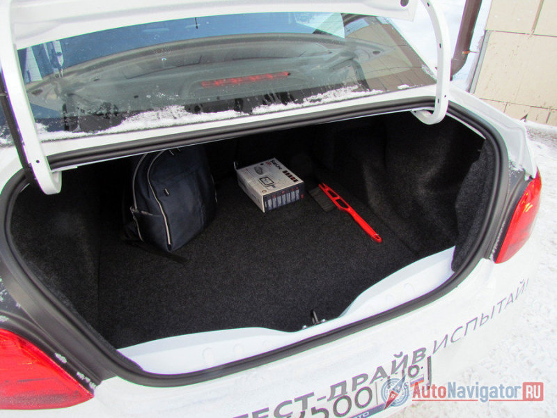 Багажник тоже большой, но петли ограничивают объем, а спинка дивана раскладывается не во всех комплектациях