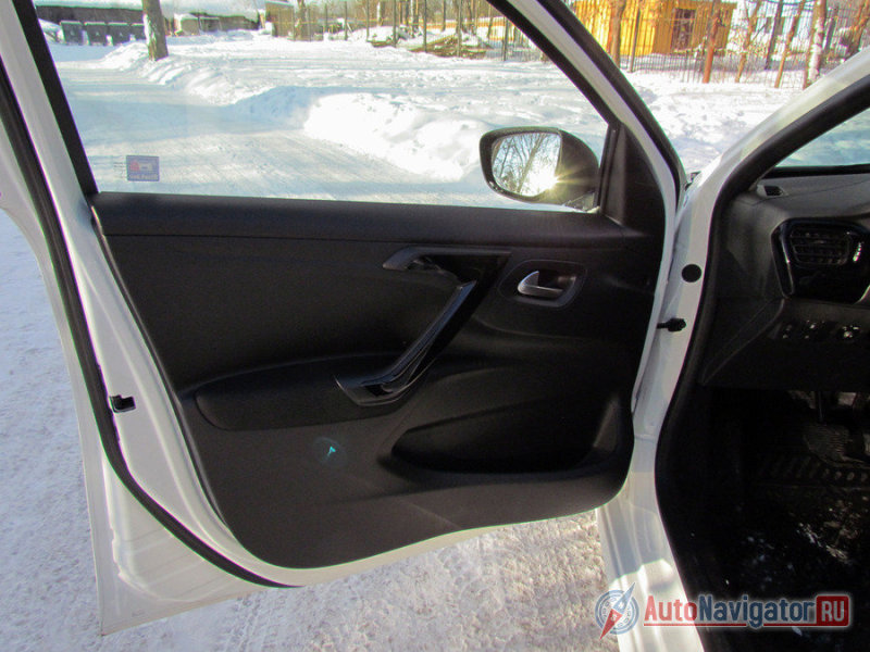 Экономия заметна в мелочах: внутренние дверные ручки на передних дверях – преимущество дорогой версии