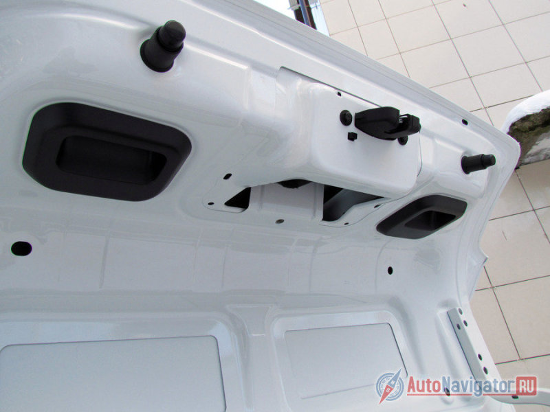 Внутри багажника есть ручки, но обшивки - минимум