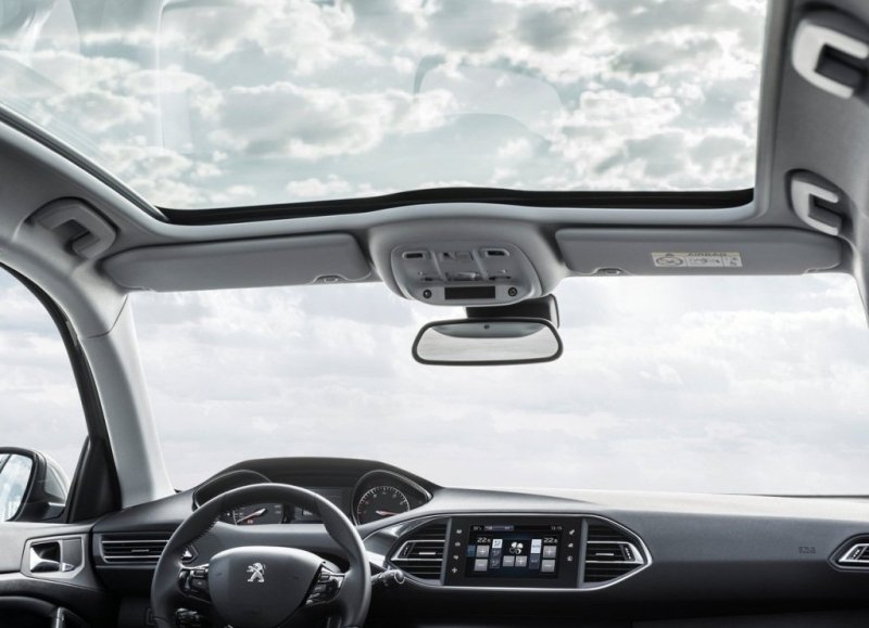 Застекленная панель крыши создает необыкновенное впечатление открытого простора