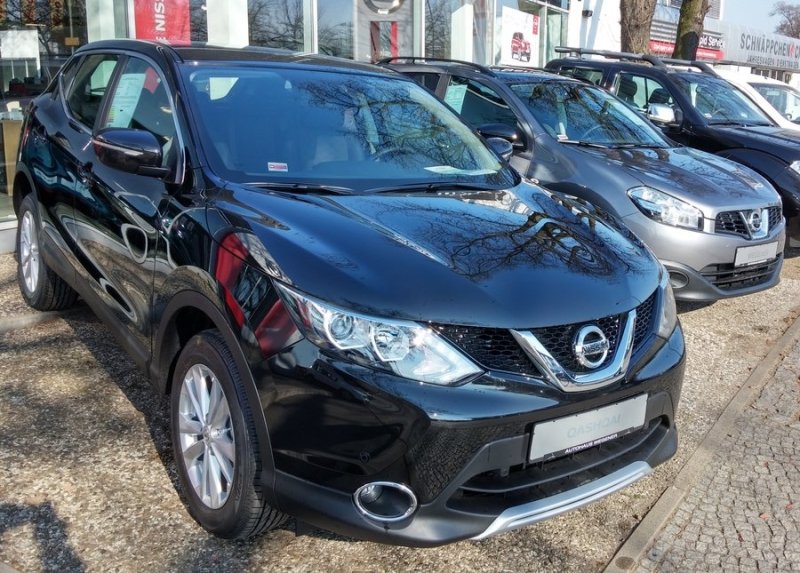 Слева - Nissan Qashqai New, справа -Nissan Qashqai прошлого поколения 