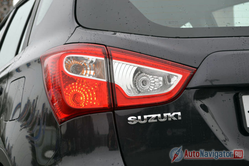 Только не говорите, что рисунок задних фонарей чисто случайно напоминает нам Qashqai. Ночью их почти не отличить