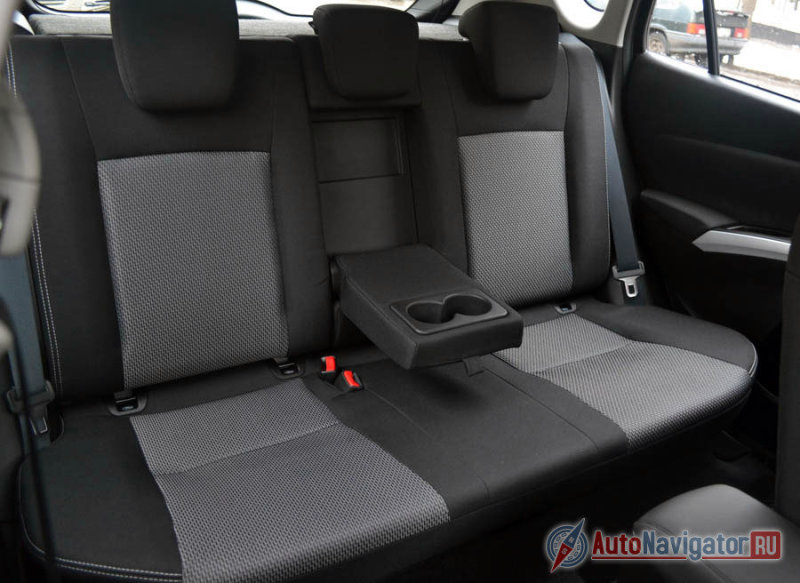 Лючка для длинномеров нет, зато задняя полка откидывается не только из багажника, но и  из салона, так что в багажник можно попасть и изнутри