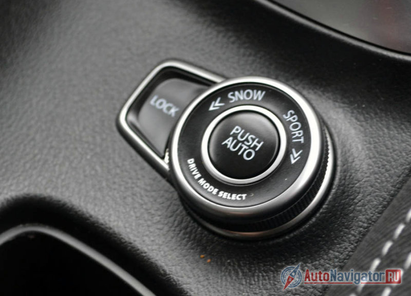 Шайба управления системой AllGrip. По умолчанию машина находится в автоматическом режиме, но «Sport» действительно делает машину ощутимо отзывчивей. Конечно, время от 0-100 не изменится, но ощущения будут другими