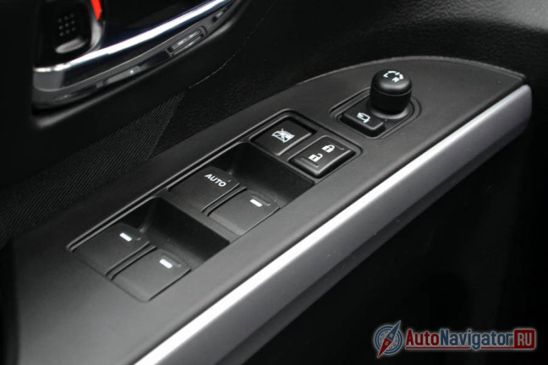 Стеклоподъемники в японском стиле – автоматический (открывает/закрывает по одному нажатию) только у водителя, остальным надо держать кнопку