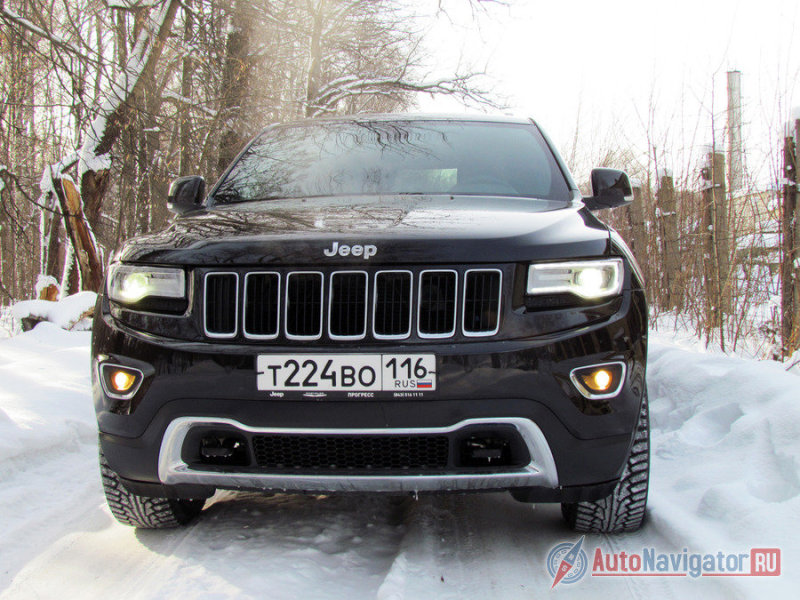 Автомобиль по-прежнему узнаваем, а потому уважаем. Решетка радиатора, состоящая из семи вертикальных блоков – лучшая визитная карточка марки. В Grand Cherokee эта фамильная черта сделана особенно гармонично. Размеры каждой составляющей выверены с талантом. После рестайлинга агрессивности передней части машины добавили новые фары с грозным росчерком светодиодных огней