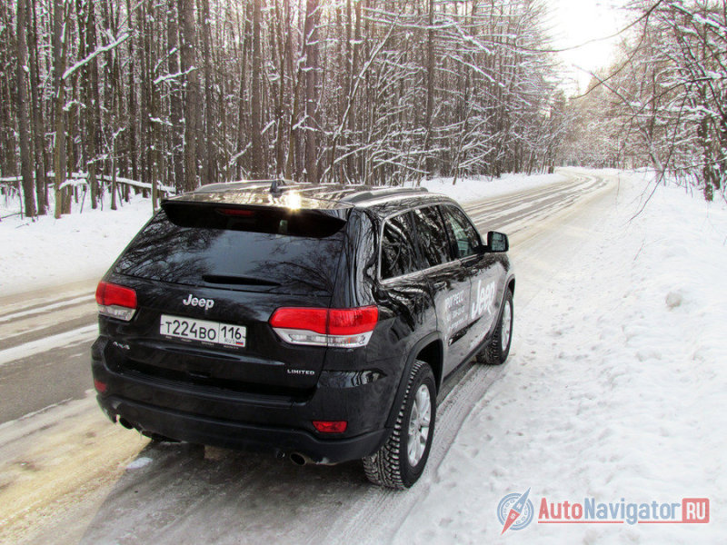 После рестайлинга задняя оптика стала больше, да и шрифт слова «Jeep» подрос