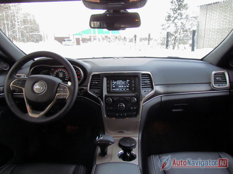 Салон обновленного Grand Cherokee прибавил в качестве сильнее всего, ощутимо став ближе к Европе. Главный скачок произошел в материалах