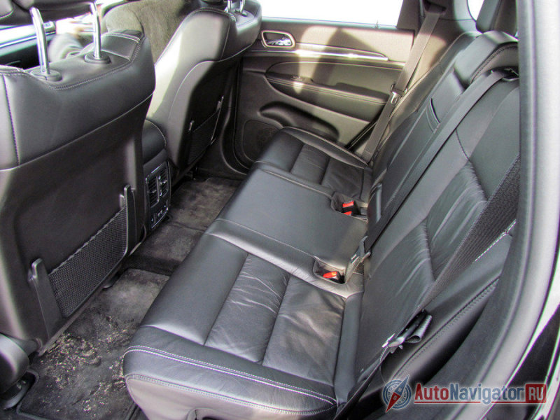 Сзади просторно. Центрального тоннеля почти нет