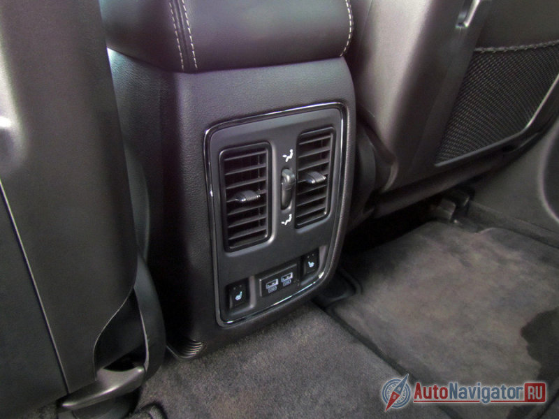 Задним пассажирам доступны подогрев сидений, USB порты, воздуховоды
