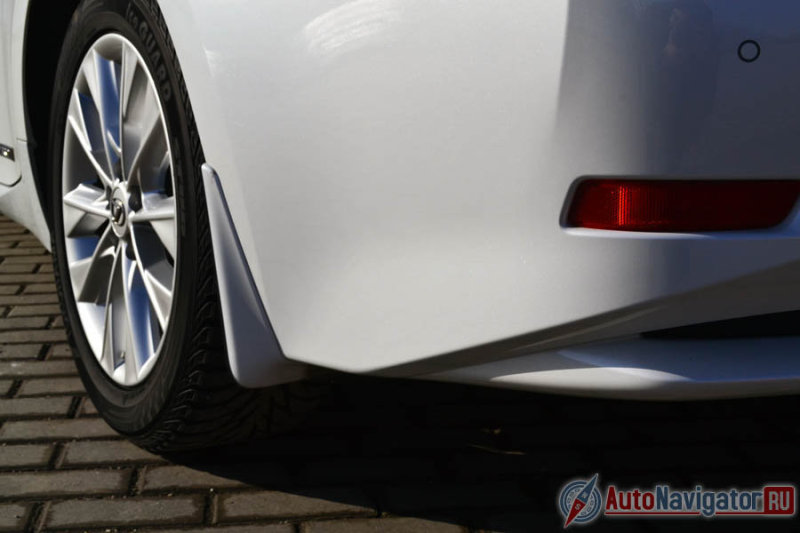 Брызговики в цвет кузова. С черными тоже смотрелось бы неплохо. Интересно вот только, не облезет ли с них краска с годами?