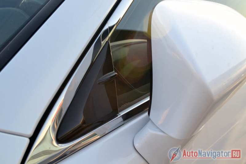 Для простых смертных эта маленькая выпуклость на передней двери ничего не значит, но инженеры по аэродинамики уверяют, что благодаря этому снижается уровень шума и аэродинамического сопротивления