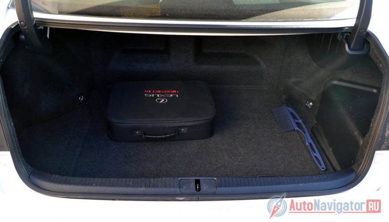 Крышка багажника с электроприводом, а сам багажник нельзя назвать образцовым ни по форме, ни по эргономике. Спинки задних сидений не складываются, да и лючка для длинномеров нет. А что вы хотели? Премиум!