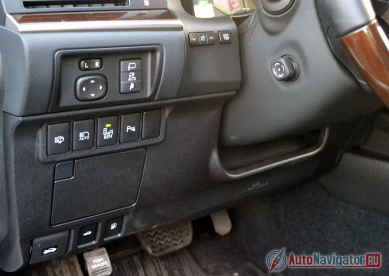 Слева от руля все кнопочки точь-в-точь, как на Toyota Auris. У руля и зеркал регулировки электрические. Чуть ниже расположились кнопки омывания фар, системы управления дальним светом, системы слежения за мертвыми зонами и отключения парковочных датчиков на случай грязи и снега на них