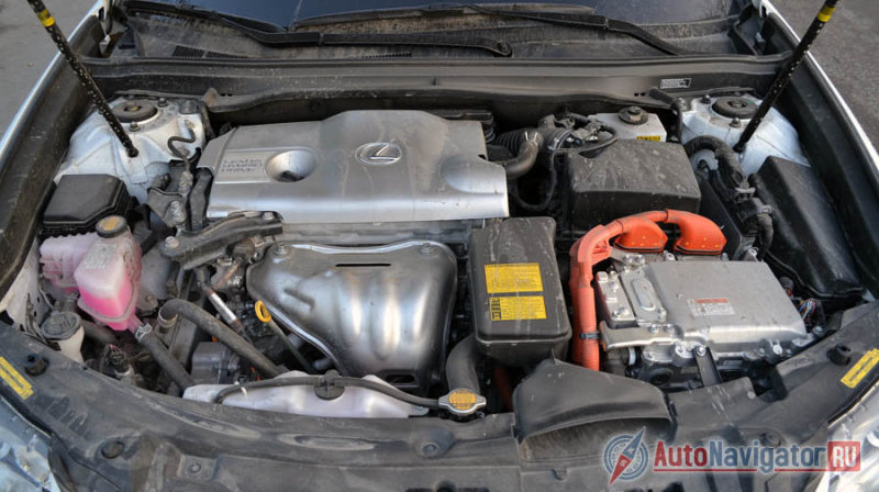 Если бы не надпись «hybrid» на двигателе, так бы и не догадался