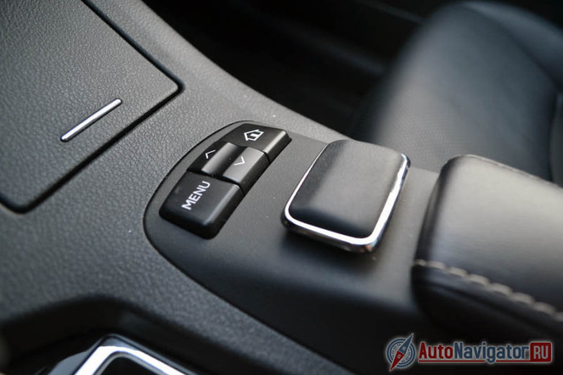 Тот самый контроллер, который работает по принципу компьютерной мыши. Очень удобно, но зачем изобретать велосипед, когда на всех ноутбуках уже как 15 лет существует тачпад