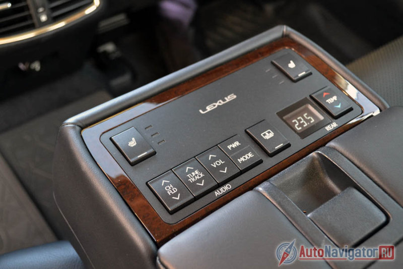 Пульт управления для заднего пассажира, встроенный в подлокотник, взят прямиком из Toyota Camry