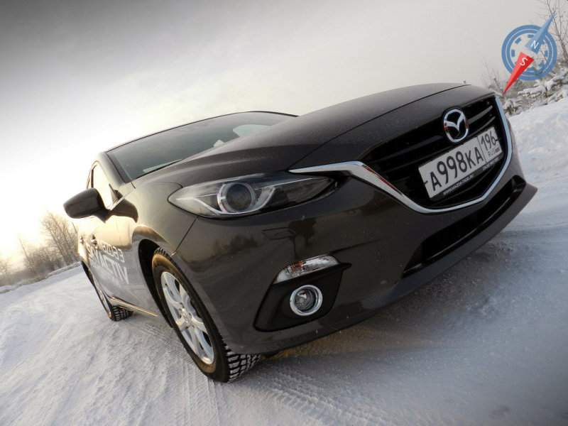 Поместив зеркала на подоконную линию, разработчики убили двух зайцев: улучшили обзорность и добавили еще каплю спортивности к дизайну